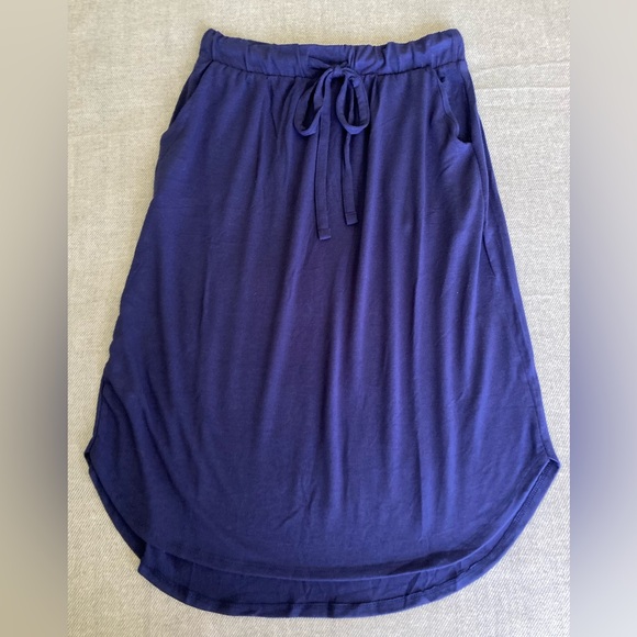 Zenana Outfitters Dresses & Skirts - NWOT Zenana Tulip Hem Elastic Waist Skirt